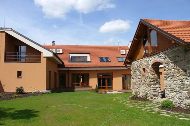 Domecek Milevsko Hotel Luaran gambar