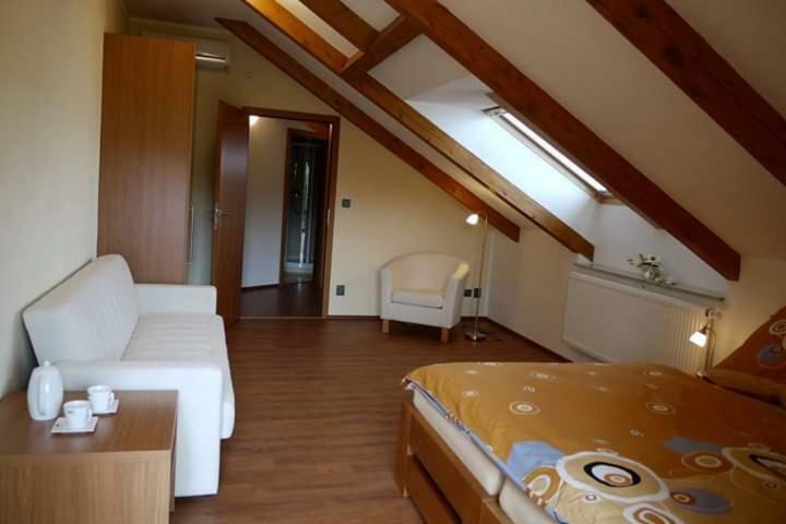 Domecek Milevsko Hotel Luaran gambar